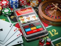 Pengguna bermain di smartphone menikmati sportsbook dan slot online vbcash88